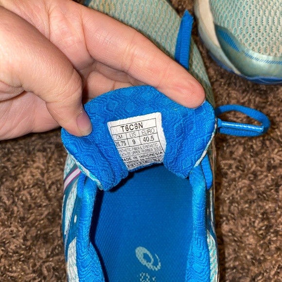 Women’s ASICS - Picture 4 of 4
